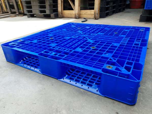 blue plastic pallet